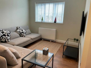 Pass the Keys Modern Family Friendly Flat with Parking